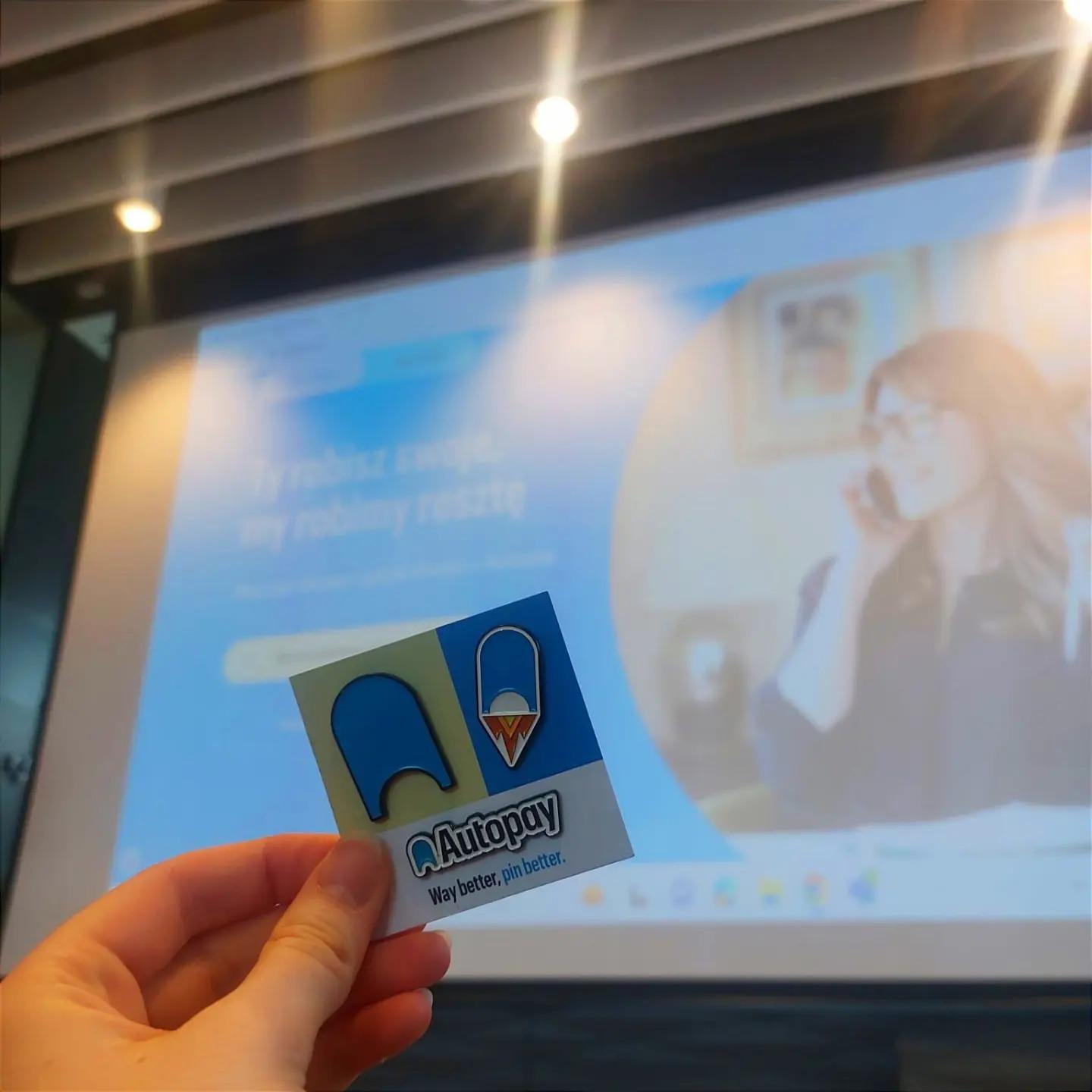 Trzy przypinki od firmy Autopay